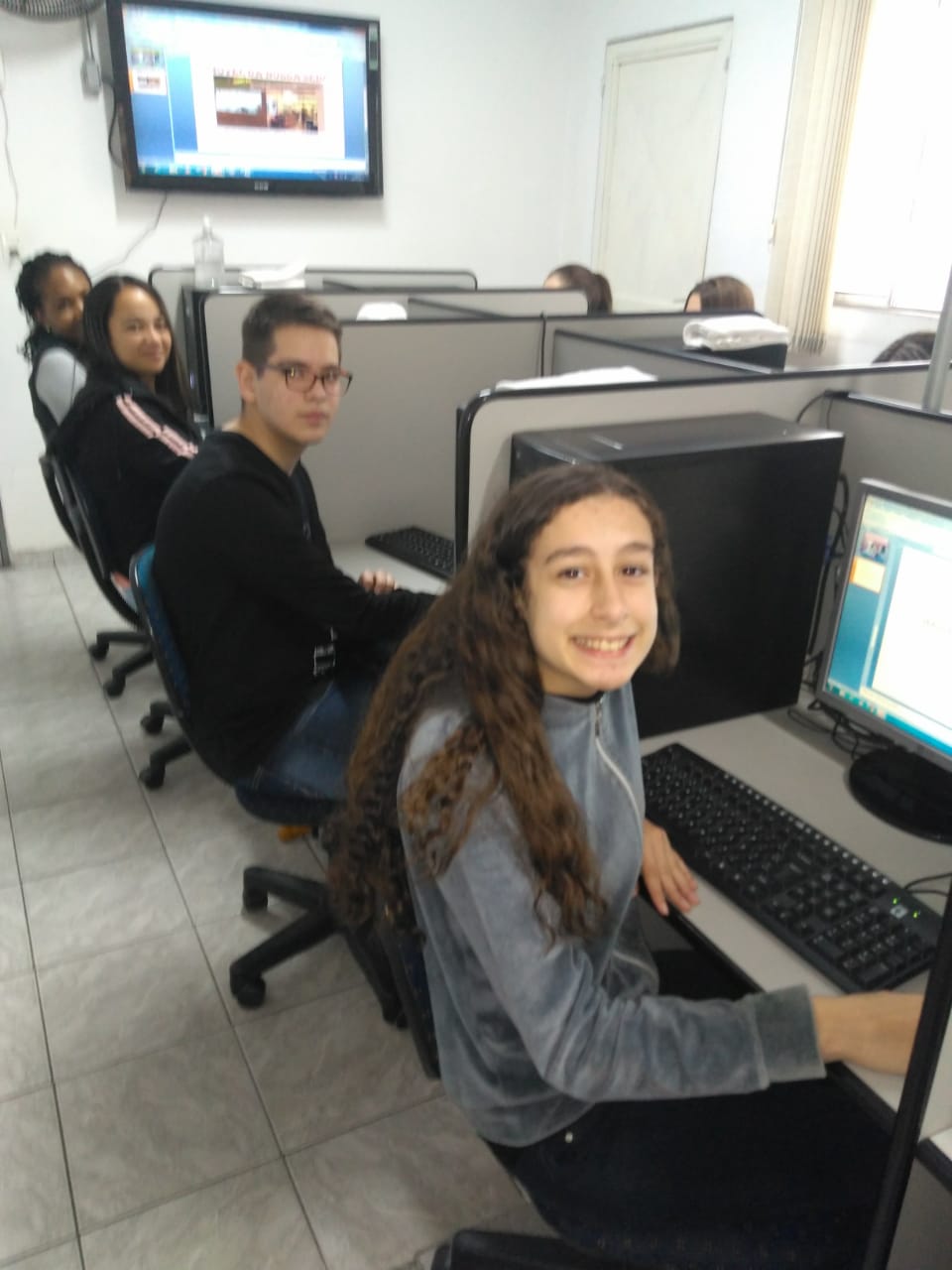 Aula de Informática no Projeto Manancial
